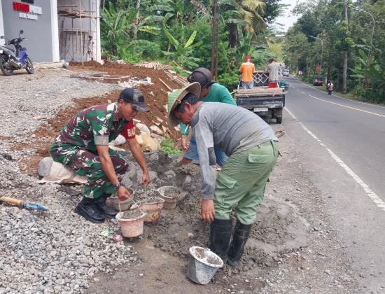 Babinsa Koramil 12 Sigaluh Awasi Pembangunan KDKMP di Desa Sigaluh