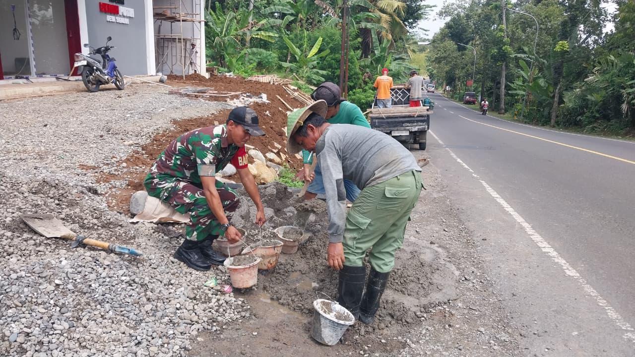 Babinsa Koramil 12 Sigaluh Awasi Pembangunan KDKMP di Desa Sigaluh