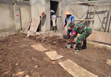 Babinsa Sigaluh Awasi Lanjutan Pembangunan KDKMP di Desa Singamerta