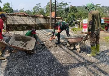 Babinsa Punggelan Dampingi Pembangunan KDKMP di Desa Petuguran