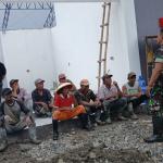Babinsa Wanadadi Dampingi Pembangunan Atap KDKMP di Desa Medayu