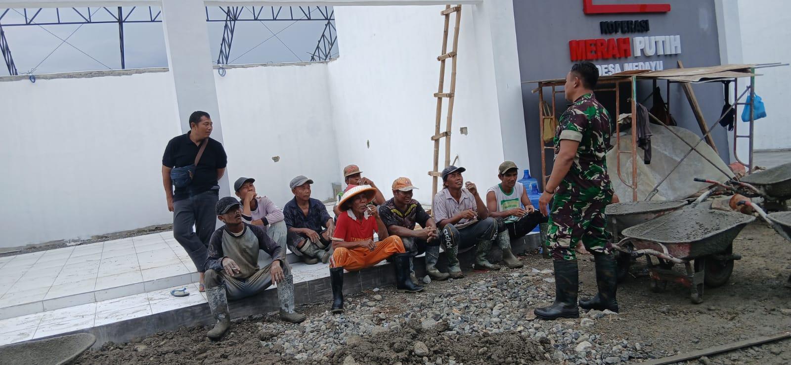 Babinsa Wanadadi Dampingi Pembangunan Atap KDKMP di Desa Medayu