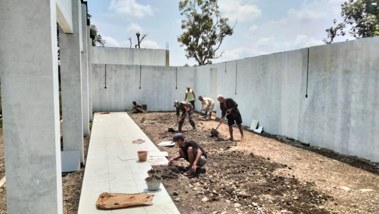 Babinsa Berta Kawal Pemasangan Keramik Gerai KDKMP di Susukan