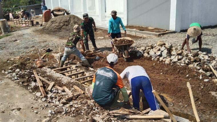 Jalan Menuju Harapan Babinsa Dampingi Pembangunan Akses KDKMP di Desa Bandingan