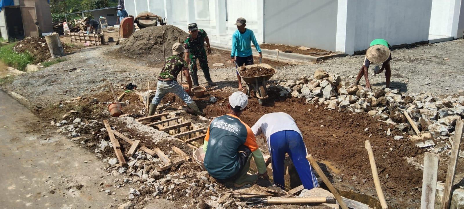 Jalan Menuju Harapan Babinsa Dampingi Pembangunan Akses KDKMP di Desa Bandingan