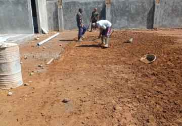 Babinsa Koramil 11 Punggelan Awasi Pembangunan KDKMP di Desa Tanjungtirta