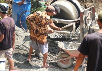 Mbah Hadi Tak Mau Tinggal Diam Ikut Bergotong Royong Demi Jalan Impian Desa
