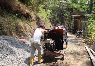 Geser Molen Demi Kelancaran Cor Pak Eko Tak Kenal Lelah Bantu TMMD