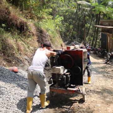 Geser Molen Demi Kelancaran Cor Pak Eko Tak Kenal Lelah Bantu TMMD