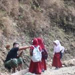 Dua Bocah Kembar Minta Salim Hangatkan Suasana TMMD Gumelem Kulon