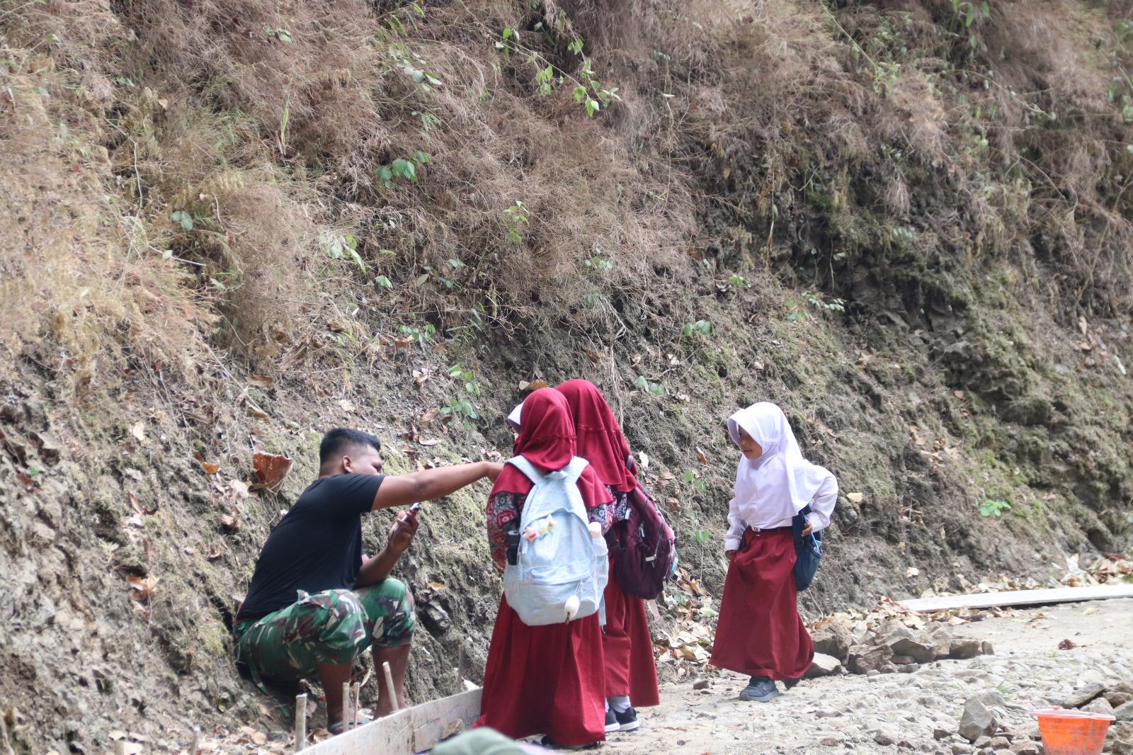 Dua Bocah Kembar Minta Salim Hangatkan Suasana TMMD Gumelem Kulon