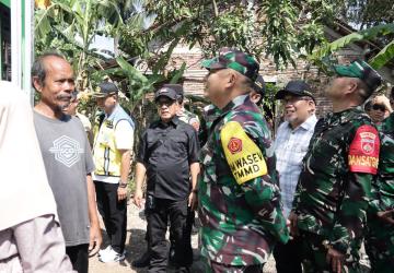 Dandim Nodelismen Hulu Dampingi Tim Wasev Saksikan Perubahan RTLH Pak Toid
