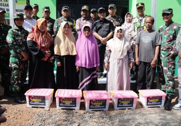 Bingkisan Sembako Jadi Tanda Kepedulian Tim Wasev dan Forkopimda Hangatkan Warga Gumelem Kulon