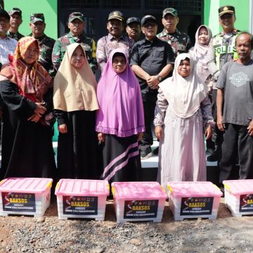 Bingkisan Sembako Jadi Tanda Kepedulian Tim Wasev dan Forkopimda Hangatkan Warga Gumelem Kulon