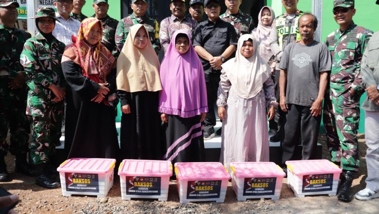 Bingkisan Sembako Jadi Tanda Kepedulian Tim Wasev dan Forkopimda Hangatkan Warga Gumelem Kulon