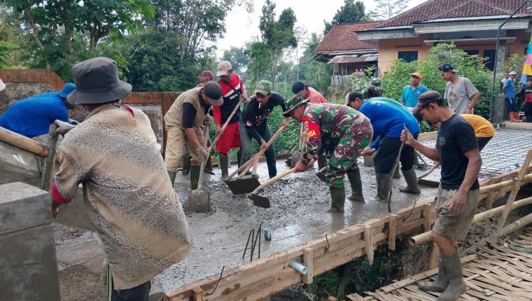 Jembatan Beton Sungai Mbawang Mulai Dicor Akses Warga Paweden Segera Terhubung