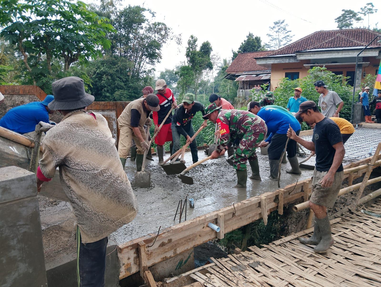 Jembatan Beton Sungai Mbawang Mulai Dicor Akses Warga Paweden Segera Terhubung
