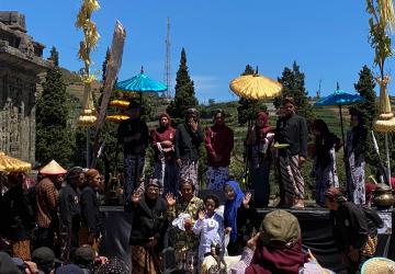 Bupati Kapolres & Ibu Deputi, Jamasan 13 Anak Bajang Jalani Prosesi Sakral  Dieng