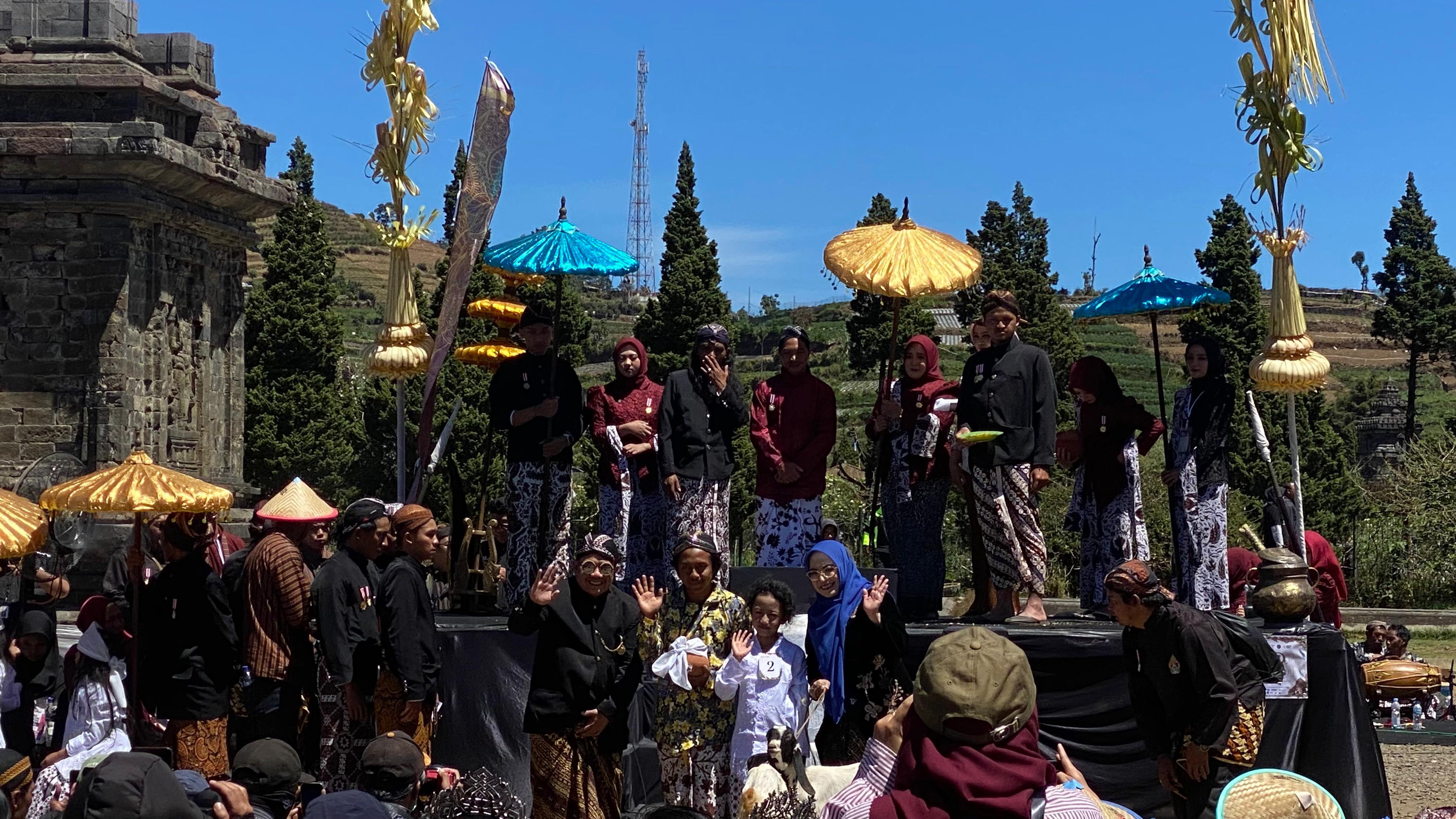 Bupati Kapolres & Ibu Deputi, Jamasan 13 Anak Bajang Jalani Prosesi Sakral  Dieng