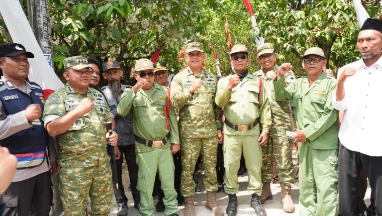 Pangdam IV Diponegoro Tinjau Jembatan Gantung Merah Putih dan Resmikan Sumur Bor di Pati
