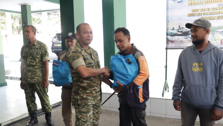 HUT TNI ke-81 Kodim Banjarnegara Bagikan Sembako untuk Warga