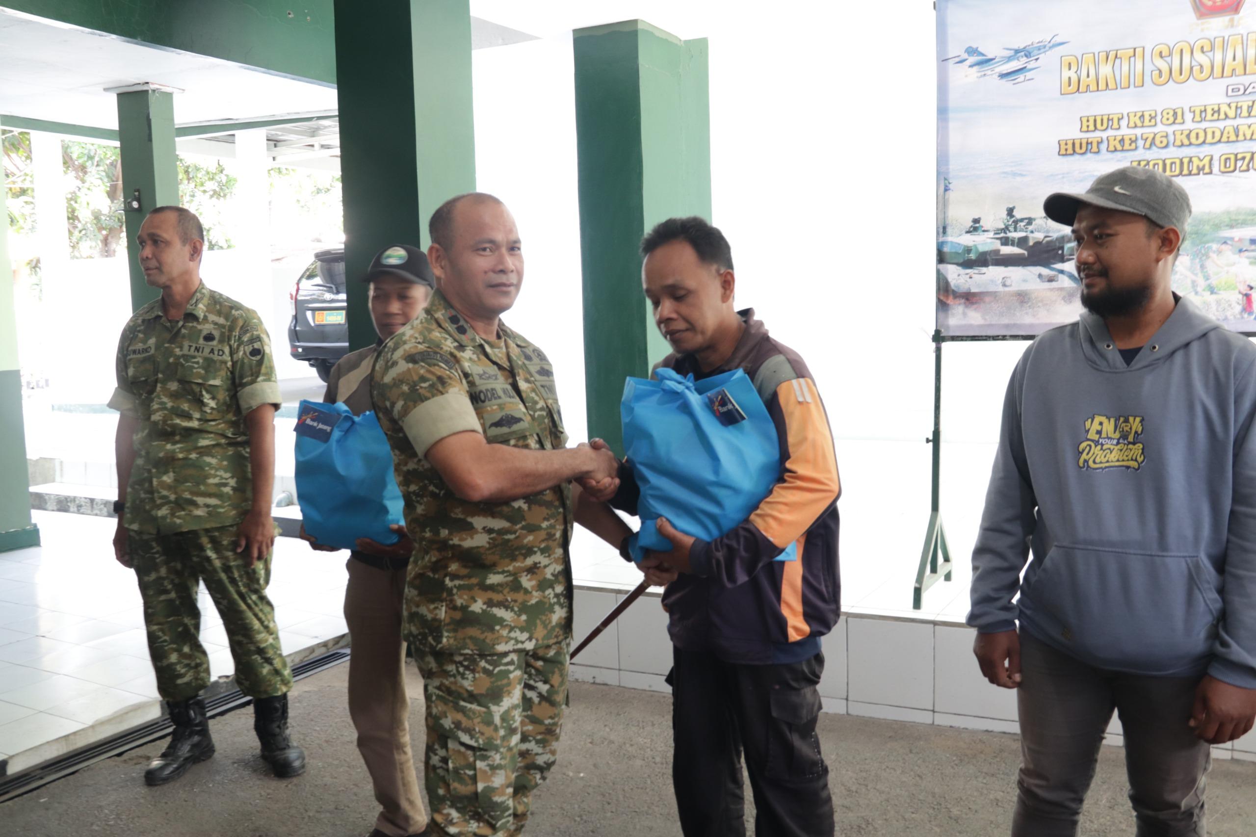 HUT TNI ke-81 Kodim Banjarnegara Bagikan Sembako untuk Warga